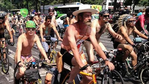 [México] Miles de ciclistas desfilaron semidesnudos exigiendo respeto hacia el cuerpo humano y hacia ellos en las pistas