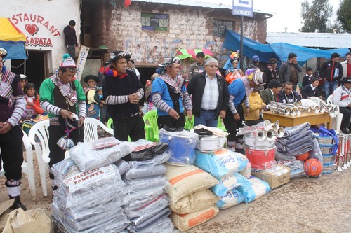 Gobierno Regional de Huancavelica lleva incentivo a ganadores en aniversario de Ccasapata