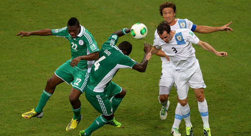 Uruguay se impuso por 2-1 a Nigeria y avanza con paso seguro a la semifinal de la Copa Confederaciones