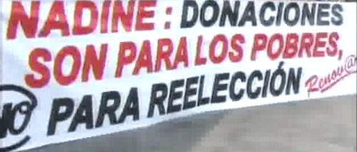 Renov@r manifiesta una vez más con pancartas contra la llamada 'Reelección Conyugal' en puentes de la Vía Expresa
