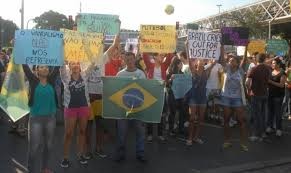 Miles de personas marchan en Rio de Janiero en dirección al Estadio Maracaná