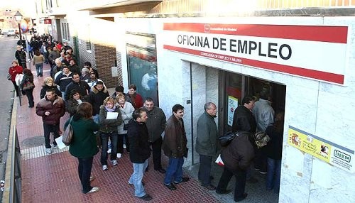 Total de desempleados en España cae en junio en el auge de vacaciones
