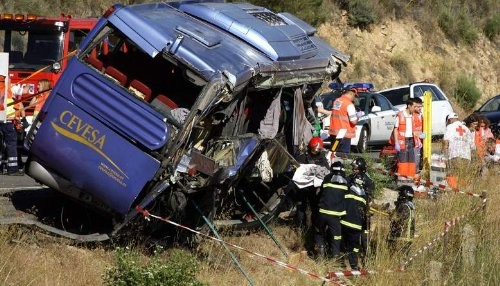 España: Fatal accidente deja 9 muertos y 16 personas heridas