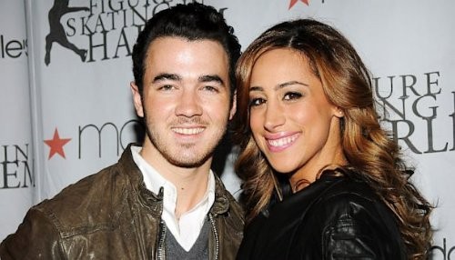 Kevin Jonas y su esposa Danielle están esperando su primer hijo