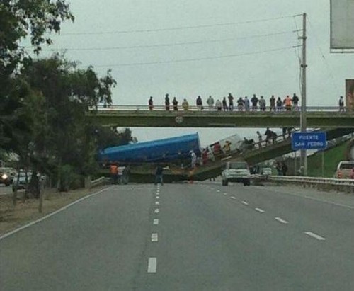 El Colmo: Un camión se trajo abajo el puente San Pedro de la Panamericana Sur