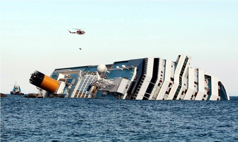 El Costa Concordia comienza a deslizarse y labores de rescate se suspenden