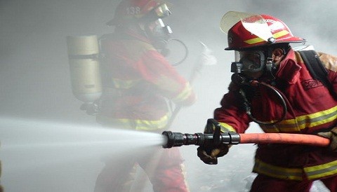 San Juan de Miraflores: Incendio en taller de pirotécnicos alarma a vecinos