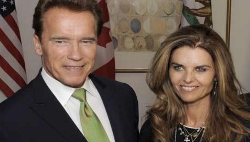 Arnold Schwarzenegger y Maríia Shriver se encuentran en una fiesta
