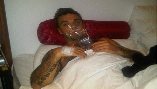 Robbie Williams muestra foto en su lecho de enfermo