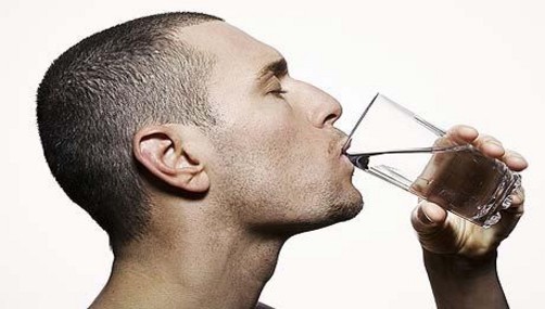 Tomar ocho vasos de agua al día es una 'tontería'