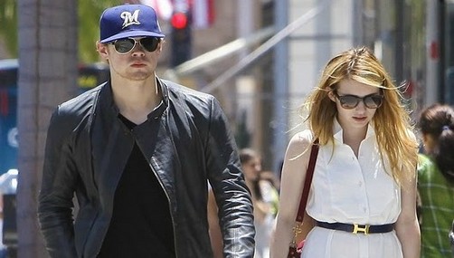 Emma Roberts y Chord Overstreet se pasean por Beverly Hills