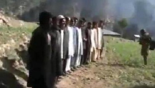 Video de ejecución de 16 polícias en Pakistán es colgado por talibanes
