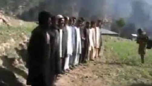 Video de ejecución de 16 polícias en Pakistán es colgado por talibanes