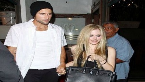 Avril Lavigne cena romántica con Brody Jenner