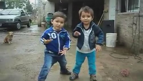 'Los mini Wachiturros' colapsan con cumbia a YouTube