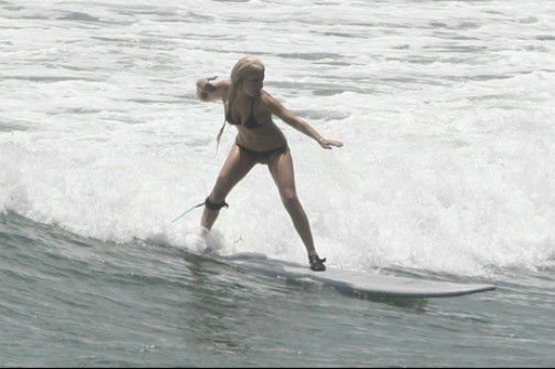 Lady Gaga practica surf en México
