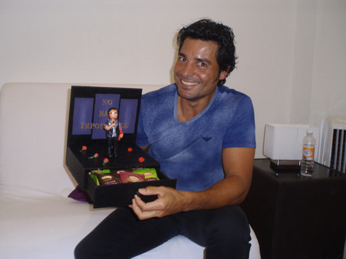 Chayanne muestra regalo de fanáticas en Twitter