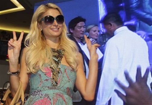 Paris Hilton inaugura tienda de bolsos en Manila