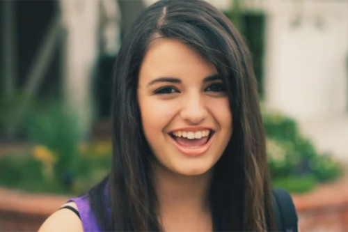 Rebecca Black sigue los pasos de Justin Bieber