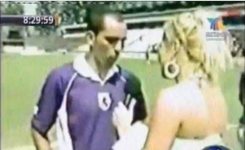 Video: Reportera le pidió a jugador de fútbol un autógrafo en su nalga