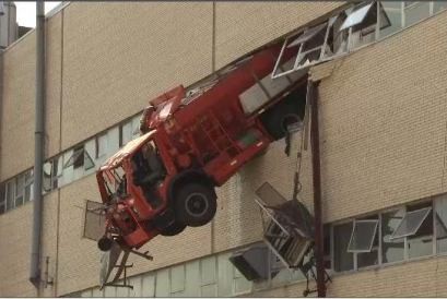 Estados Unidos: Camión quedó colgando en el tercer piso