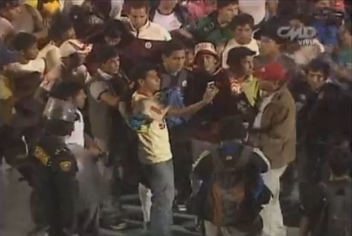 Hinchas invaden la cancha del partido entre Universitario y Alianza Atlético