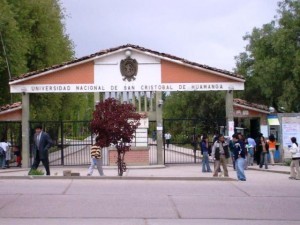 Universidad de Huamanga es tomada por alumnos