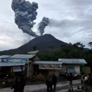 Argentina: Aeropuertos presentan demoras por cenizas del Puyehue