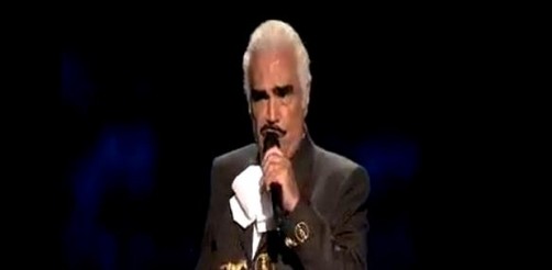 Vicente Fernández se disculpa por olvidar la letra del Himno de México