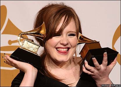 Adele calma a sus fans:  'La operación fue un éxito'