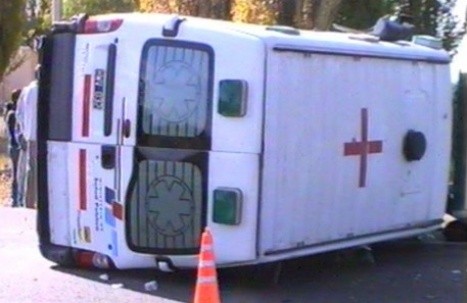 Puno: dos muertos y tres heridos dejó volcadura de ambulancia
