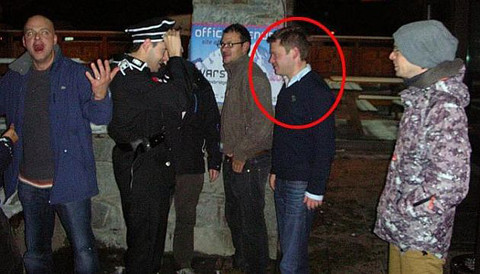 Diputado británico es expulsado por foto con apología nazi