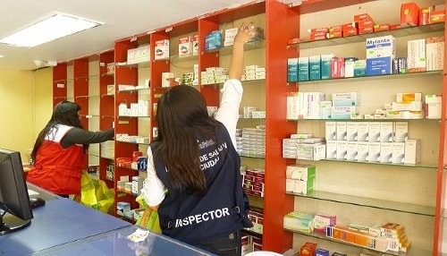 Incautan una tonelada de medicamentos bamba y cierran cinco boticas cerca Hospital de la Solidaridad de Comas