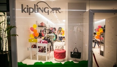 Kipling lanza línea de accesorios de cuero