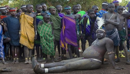 En una tribu los hombres etíopes compiten por ser el más gordo [FOTOS]