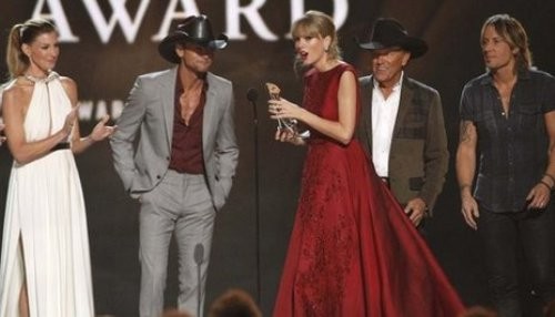 Taylor Swift galardonada en los premios de CMA
