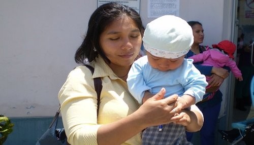 Bebés sobrexpuestos a rayos solares pueden sufrir quemaduras y desarrollar cáncer de piel