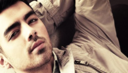 Joe Jonas: La primera vez que fume hierba fue con Demi y Miley