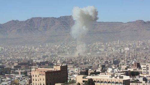 Ataques mortales golpean Ministerio de Defensa de Yemen en Saná