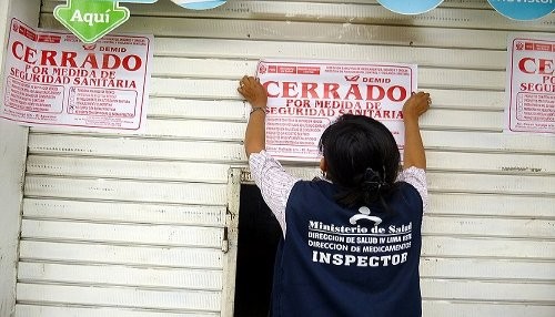 Cierran boticas que vendían medicamentos vencidos frente a Hospital Hipólito Unánue