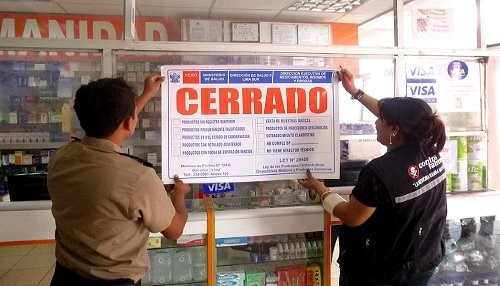 Incautan 300 kilos de medicamentos bamba y cierran cuatro boticas frente a Hospital María Auxiliadora