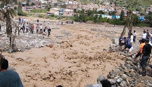 Entregan ayuda humanitaria a damnificados por huayco en la provincia la convención en Cusco