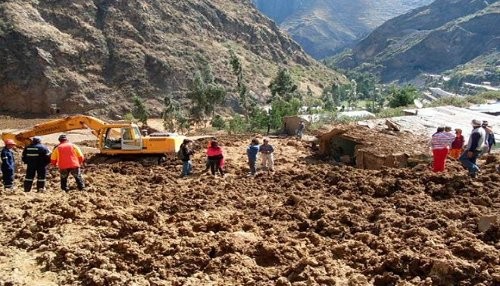 Diresa atiende a damnificados por huayco en Cusco