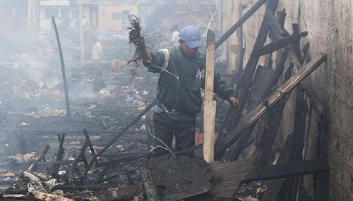 Entregan ayuda humanitaria y alimentos a damnificados por incendio en el Callao