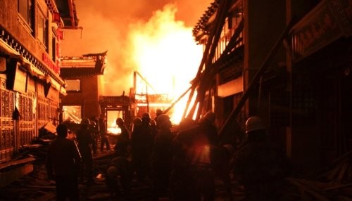 El fuego destruye una antigua ciudad tibetana en China