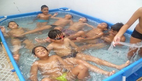 Agua de piscinas caseras debe cambiarse todos los días