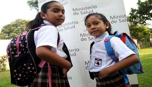 Exceso de peso en la mochila puede cambiar la postura en escolares