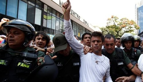 Venezuela: Leopoldo López sigue detenido mientras las manifestaciones callejeras continúan