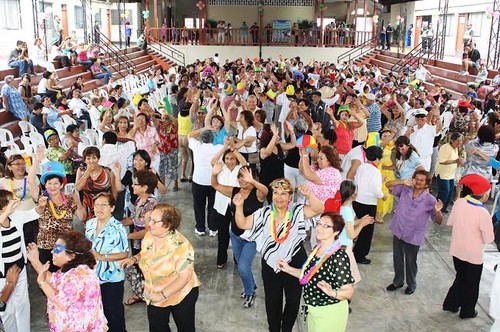 Abuelitos bailarán con disfraces en San Miguel