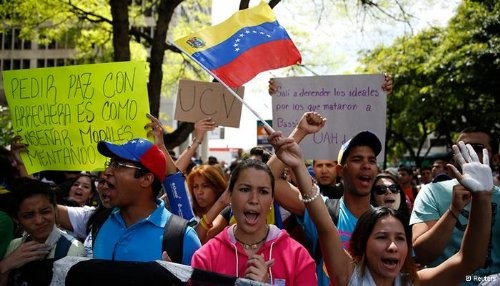 Venezuela se enfrenta a protestas violentas a un año después de la muerte de Chávez